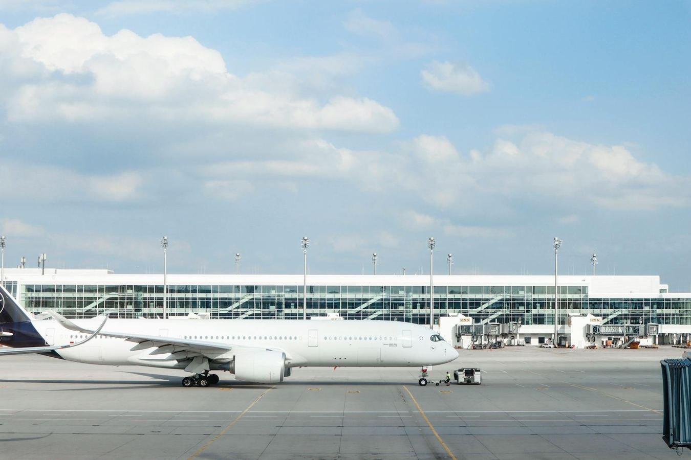 Holiday Extras Review: Airport Parking, Hotels and Fast Track Bundles